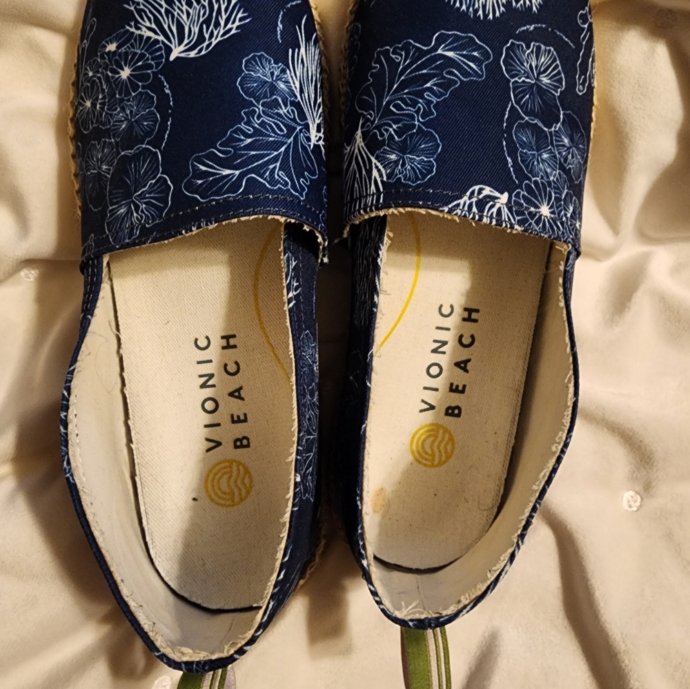 Vionic Beach Navy Blue & White Floral Shoes - Picture 6 of 6